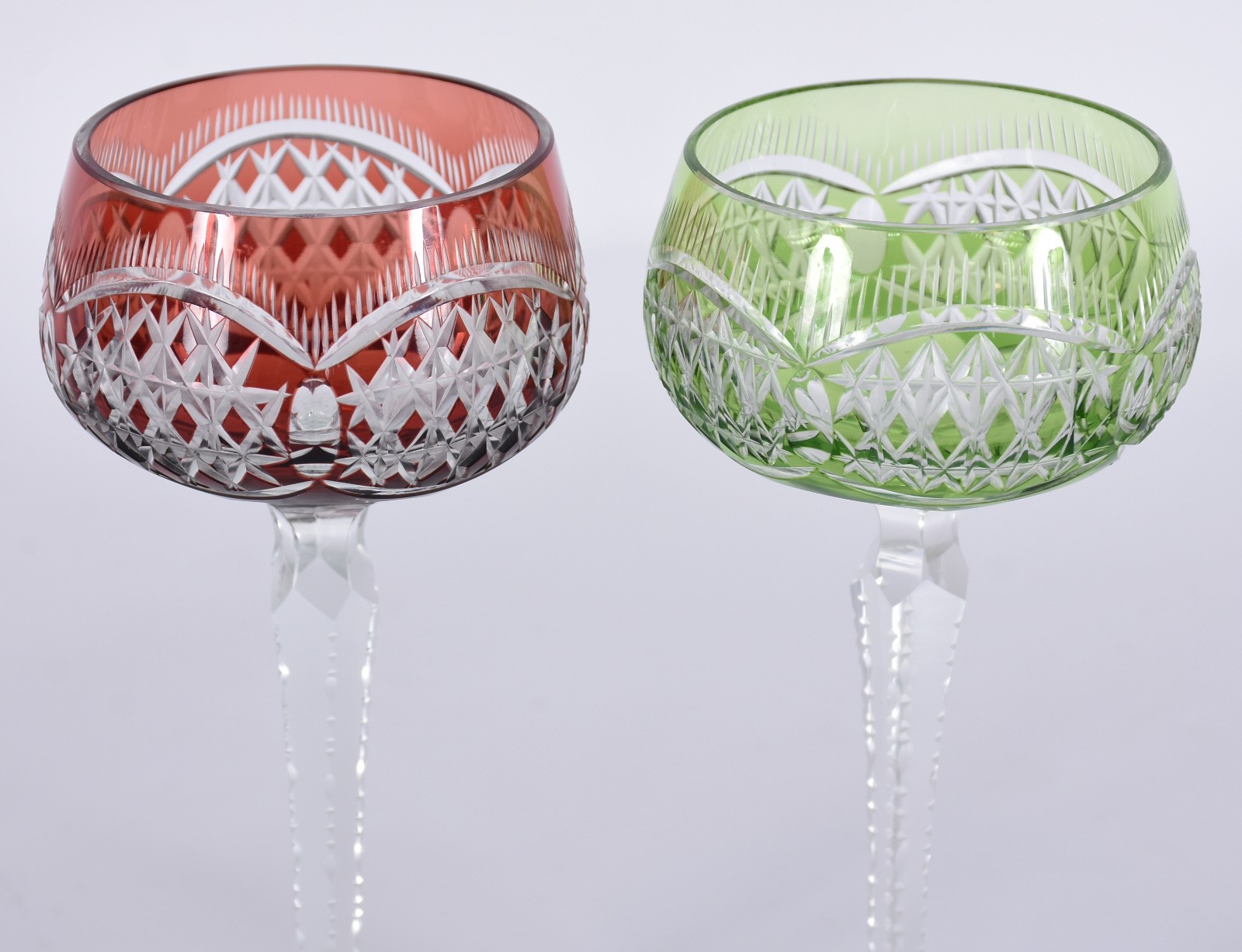 Dois cálices para vinho de cristal doublé colorido e lapidado. - foto 2 de 3