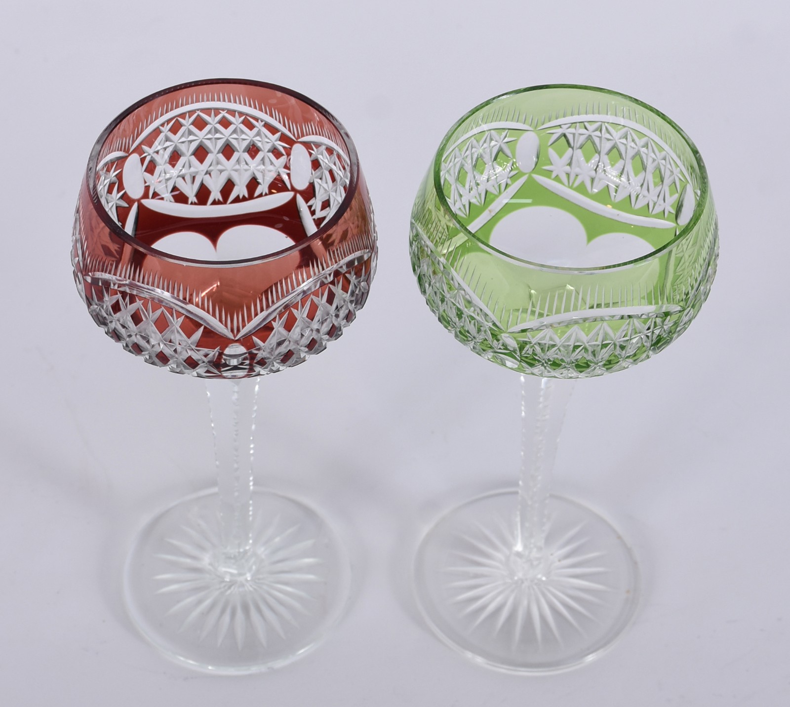 Dois cálices para vinho de cristal doublé colorido e lapidado. - foto 3 de 3