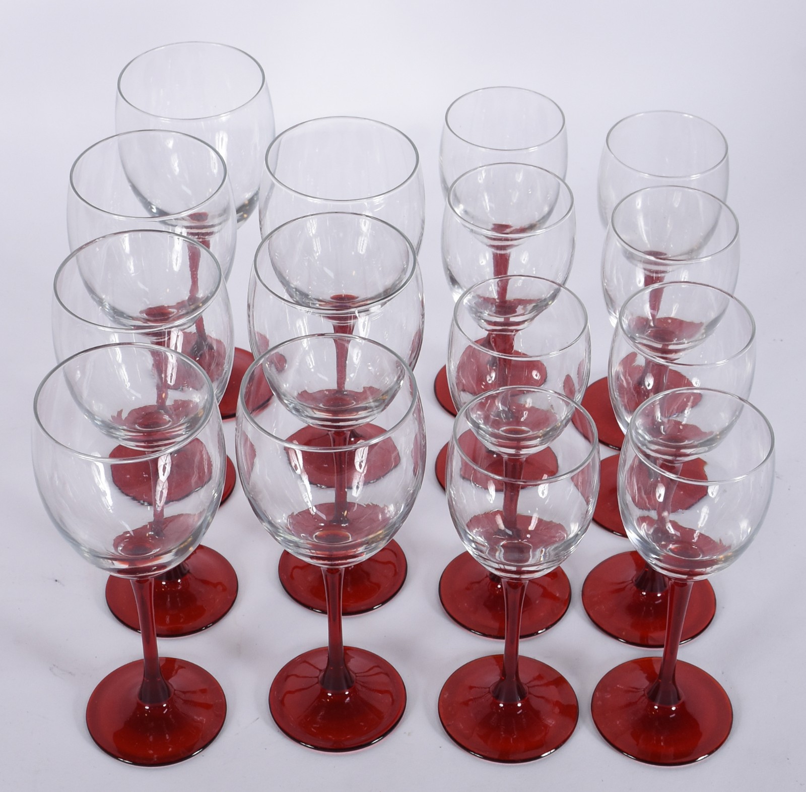 Quinze cálices, sendo: 8 para vinho branco e 7 para vinho tinto... - foto 1 de 3