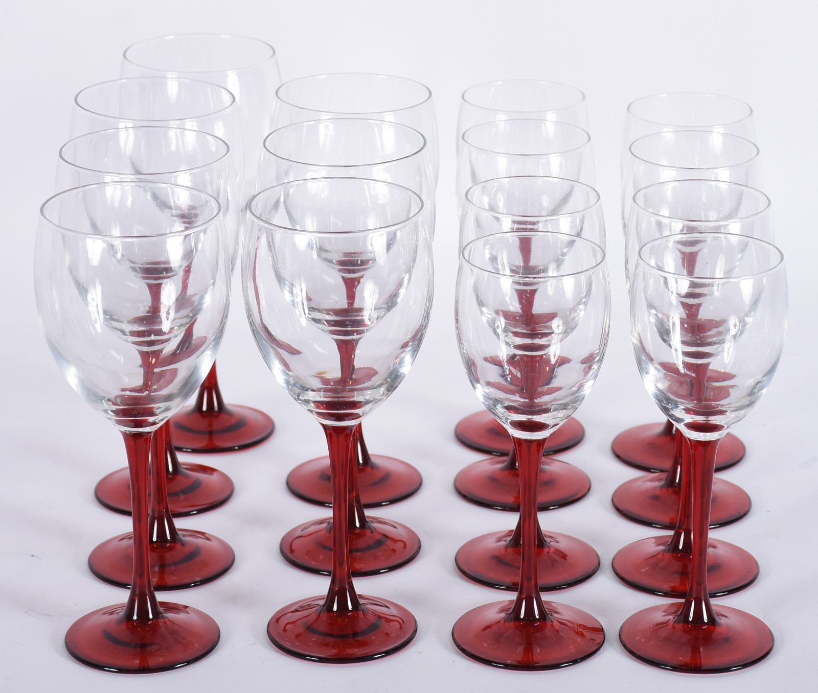 Quinze cálices, sendo: 8 para vinho branco e 7 para vinho tinto... - foto 2 de 3