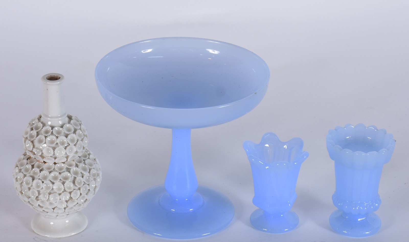 Diversas peças, sendo: pequena fruteira, 2 vasinhos opalina azul e... - foto 1 de 3