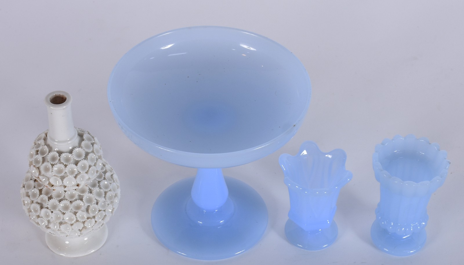 Diversas peças, sendo: pequena fruteira, 2 vasinhos opalina azul e... - foto 2 de 3