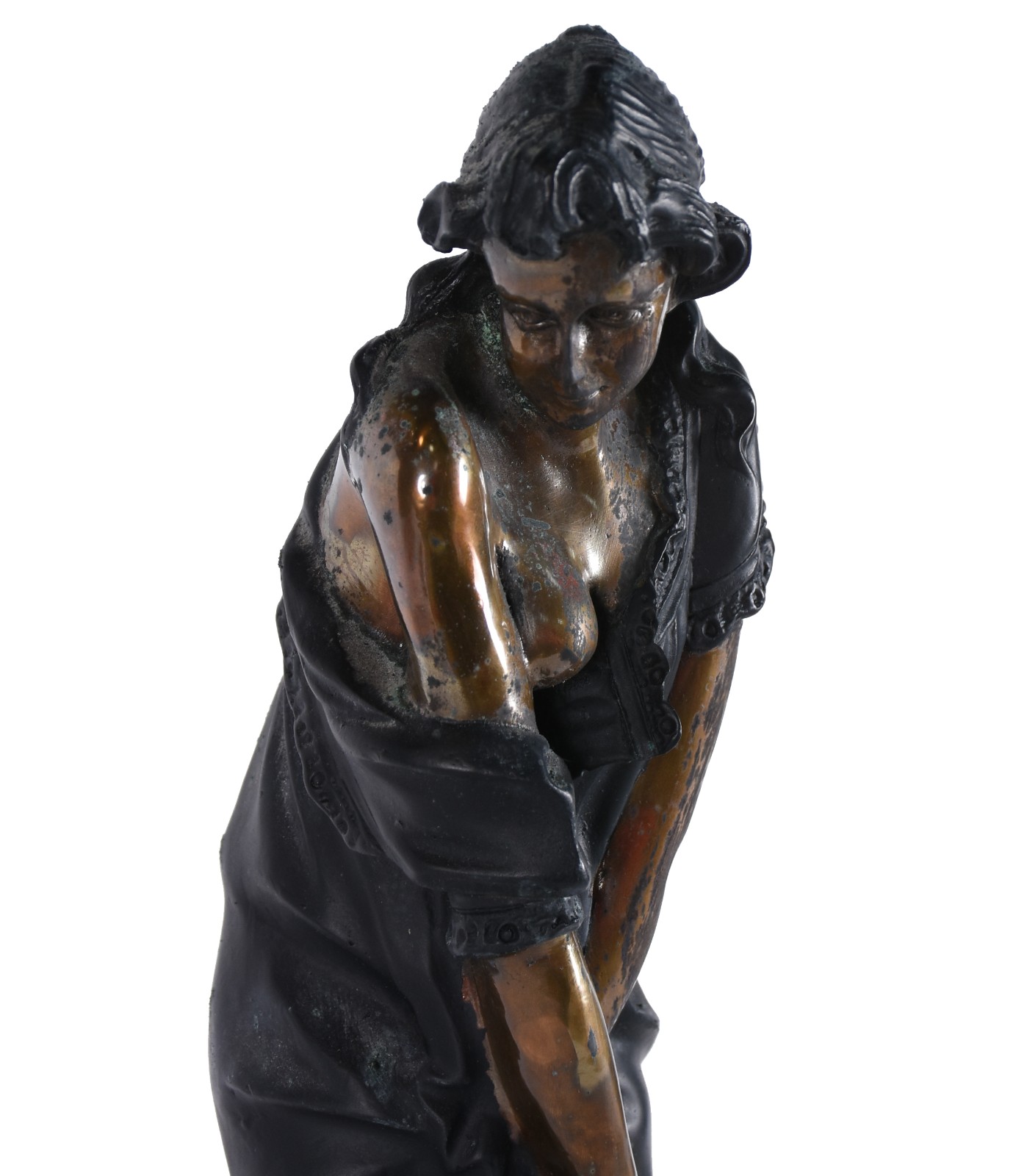 Estatueta de metal representando figura feminina, oxidação. - foto 2 de 6