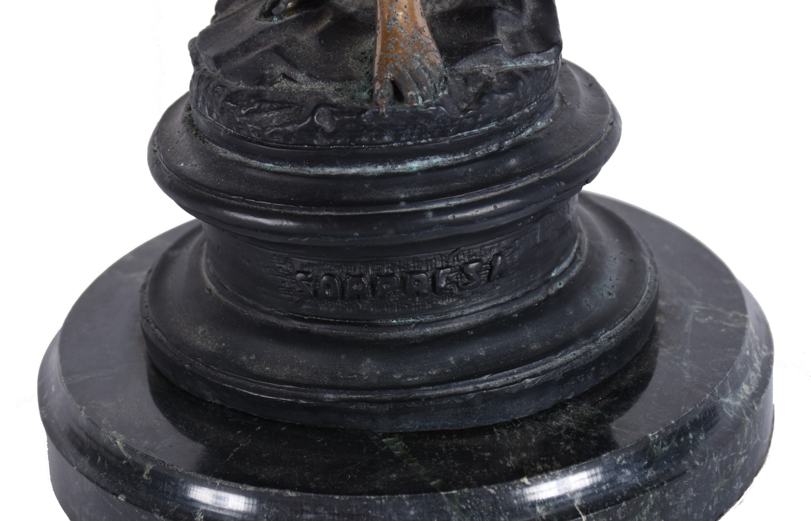 Estatueta de metal representando figura feminina, oxidação. - foto 5 de 6