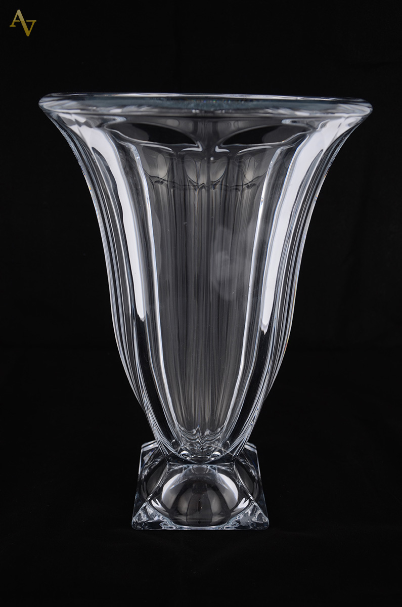 Vaso de cristal francês facetado. Altura 35 cm. Diâmetro: 25 cm