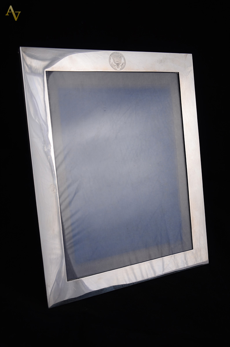 Porta retratos em prata Sterling com dedicatória gravada, med.externa...