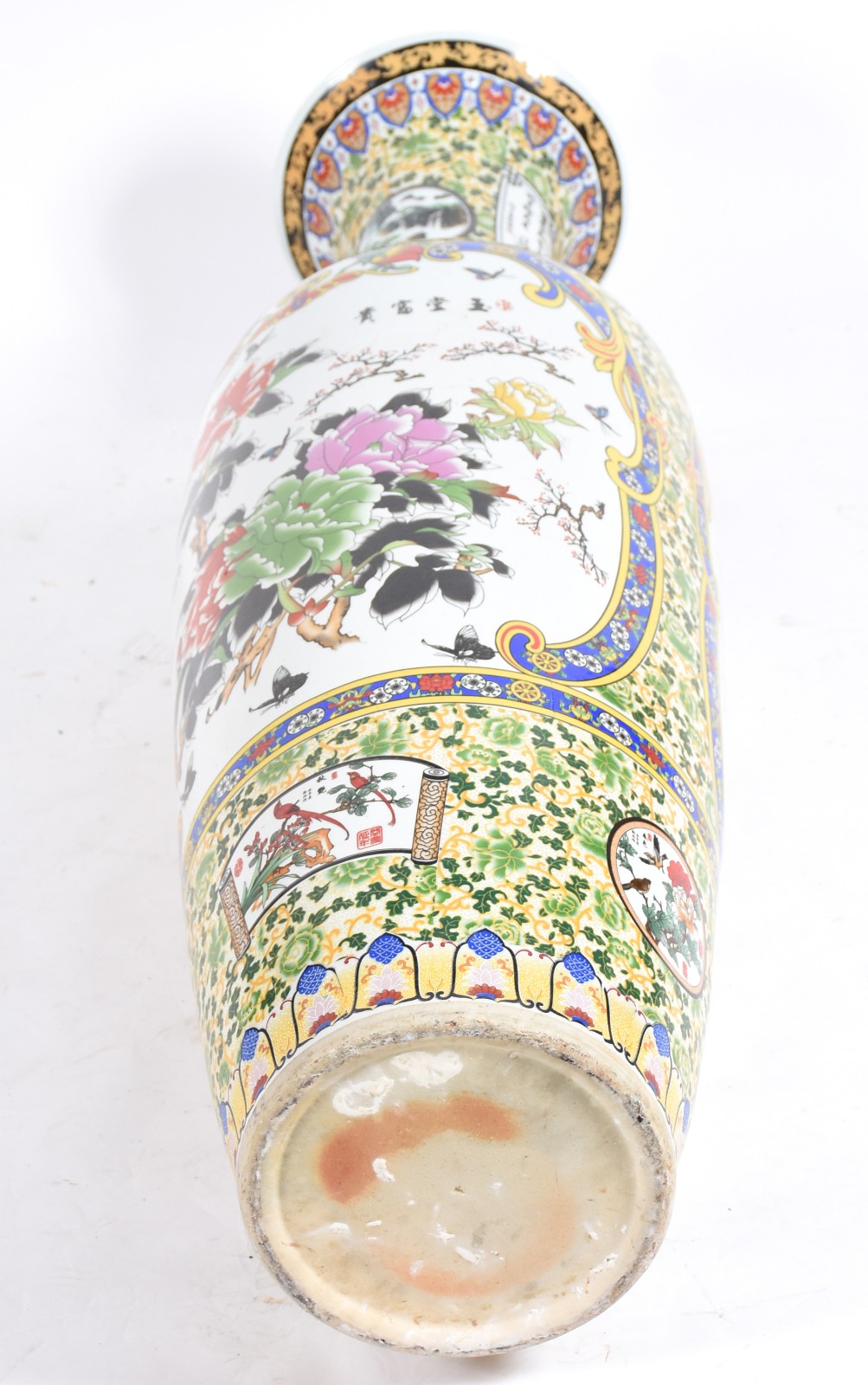 Jarrão de porcelana chinesa policromada, base de madeira. Altura... - foto 4 de 5