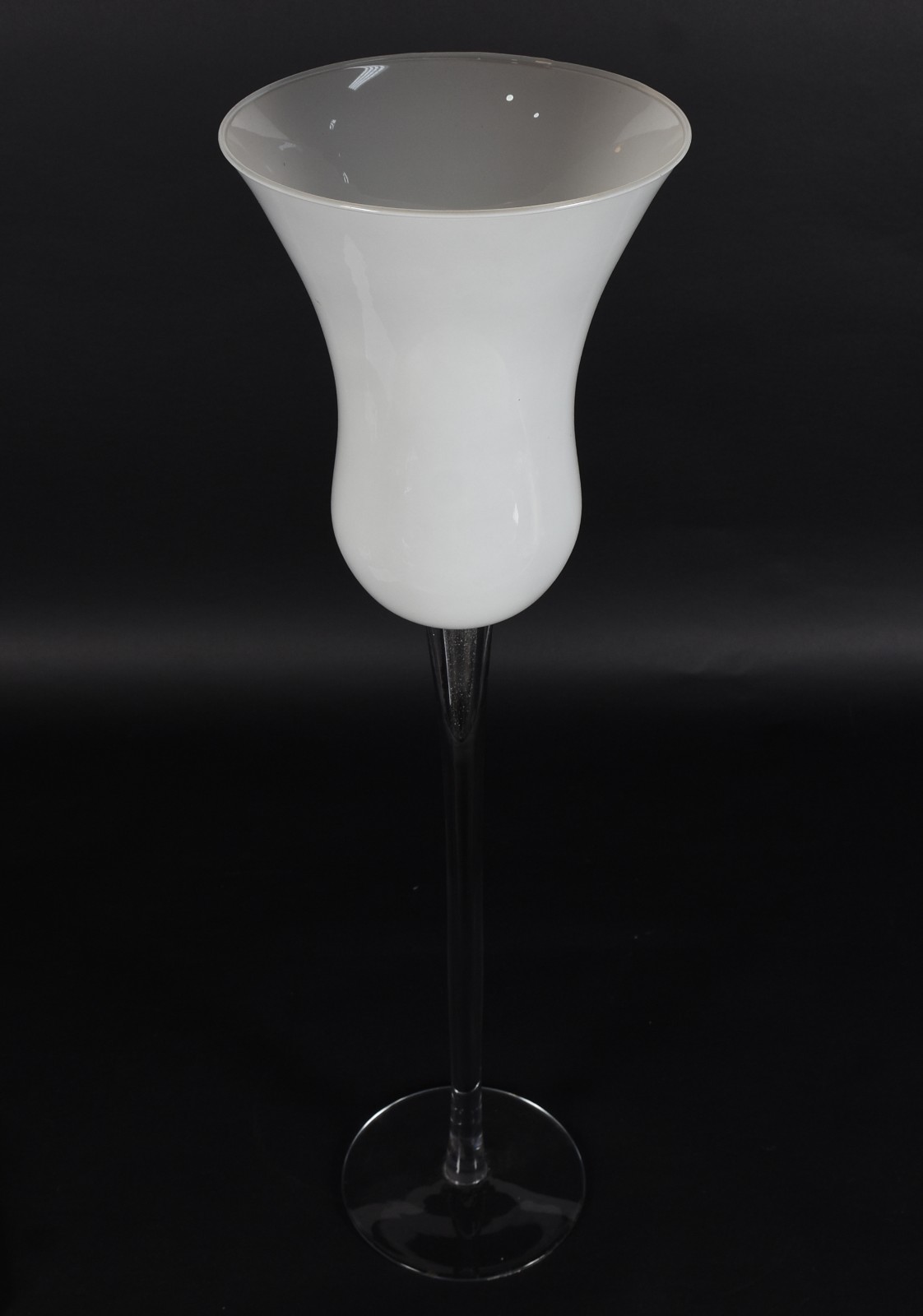 Vaso de vidro decorativo branco de pé alto. - foto 2 de 3