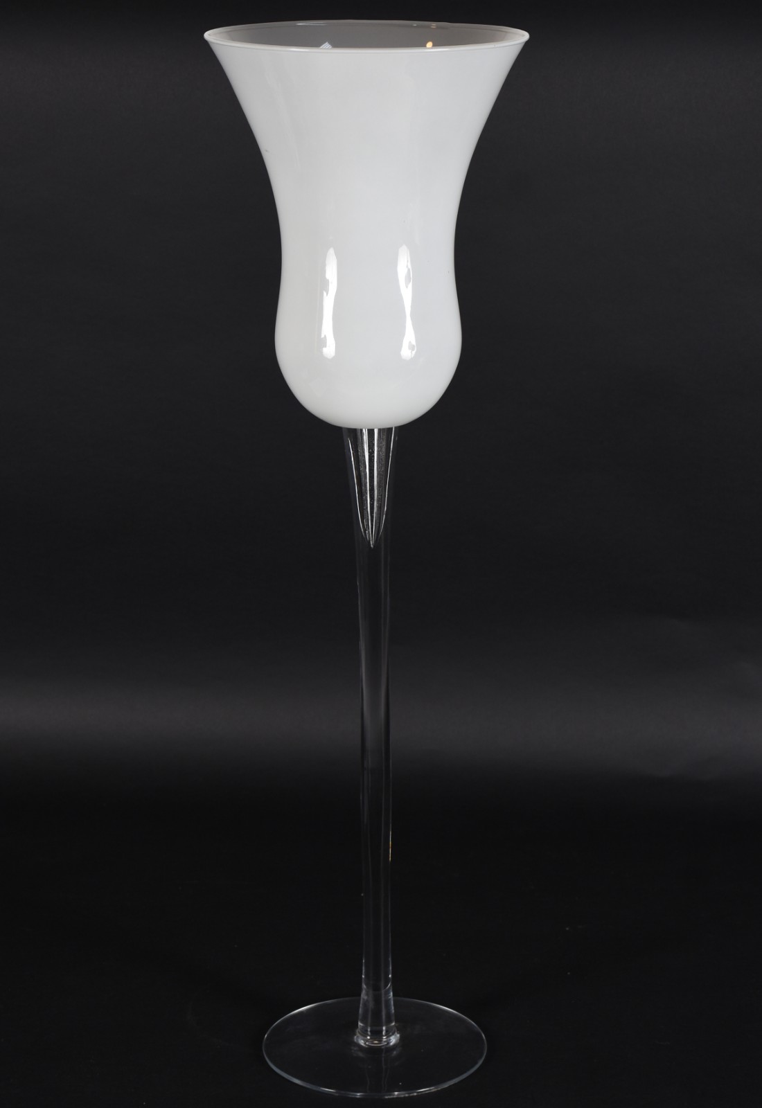Vaso de vidro decorativo branco de pé alto. - foto 1 de 3