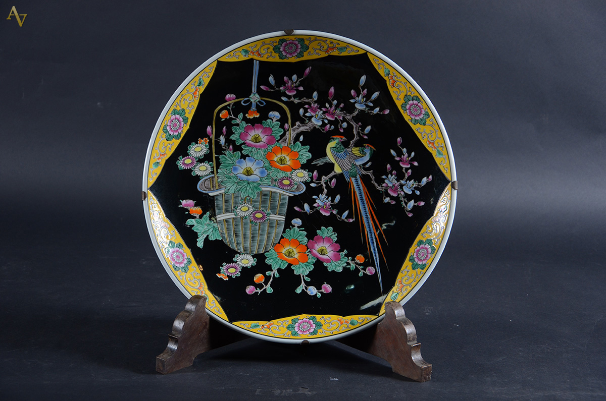 Grande medalhão em porcelana chinesa policromada. Diâmetro: 45 cm - foto 1 de 2