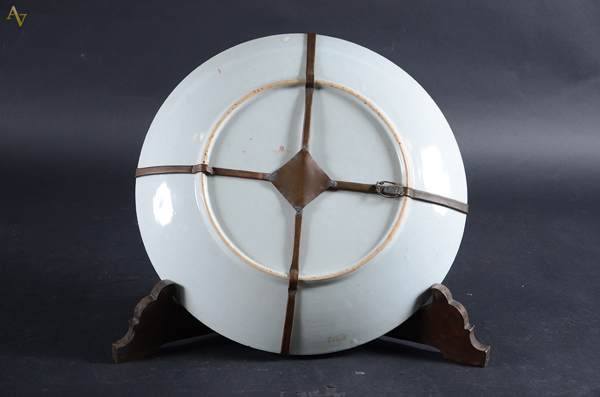 Grande medalhão em porcelana chinesa policromada. Diâmetro: 45 cm - foto 2 de 2