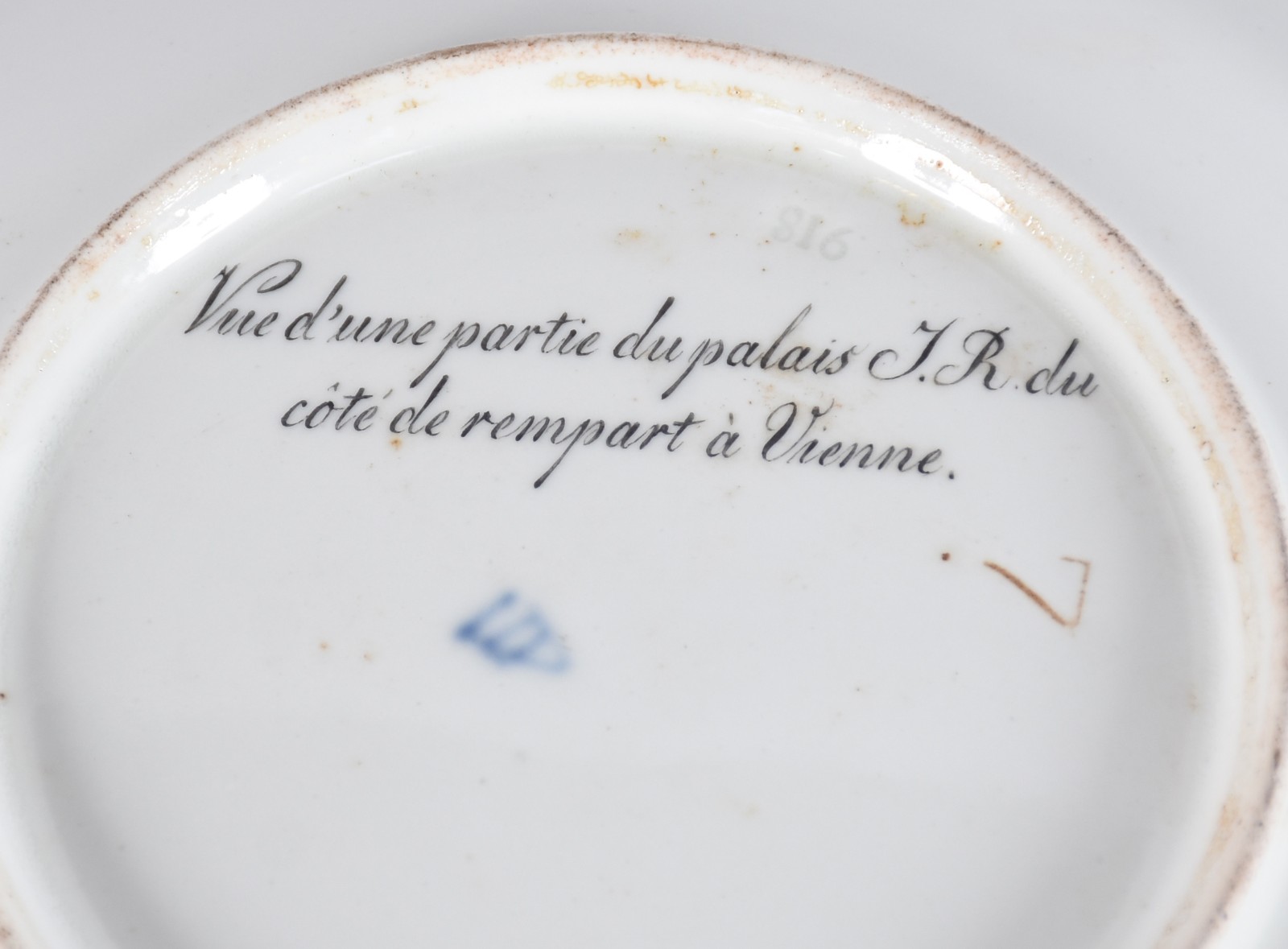 Prato de porcelana europeia Velho Viena, decorado em policromia com... - foto 3 de 3