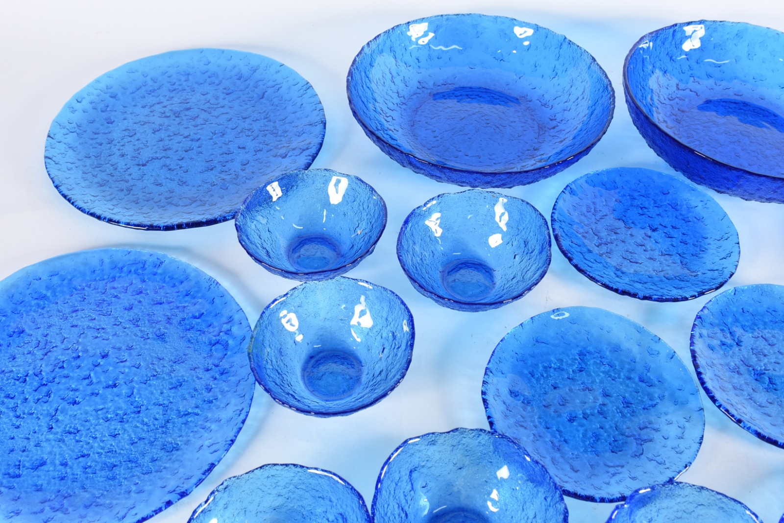 Conjunto de pratos e copos de vidro azul italiano "Laura" composto... - foto 4 de 7