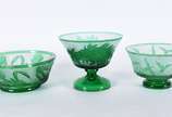 Conjunto com 3 bowls de cristal europeu acetina... - Conjunto com 3 bowls de cristal europeu acetinado doublé verde decorados com flores e pássaros em relevo.