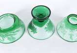 Conjunto com 3 bowls de cristal europeu acetina... - Conjunto com 3 bowls de cristal europeu acetinado doublé verde decorados com flores e pássaros em relevo.