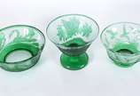 Conjunto com 3 bowls de cristal europeu acetina... - Conjunto com 3 bowls de cristal europeu acetinado doublé verde decorados com flores e pássaros em relevo.