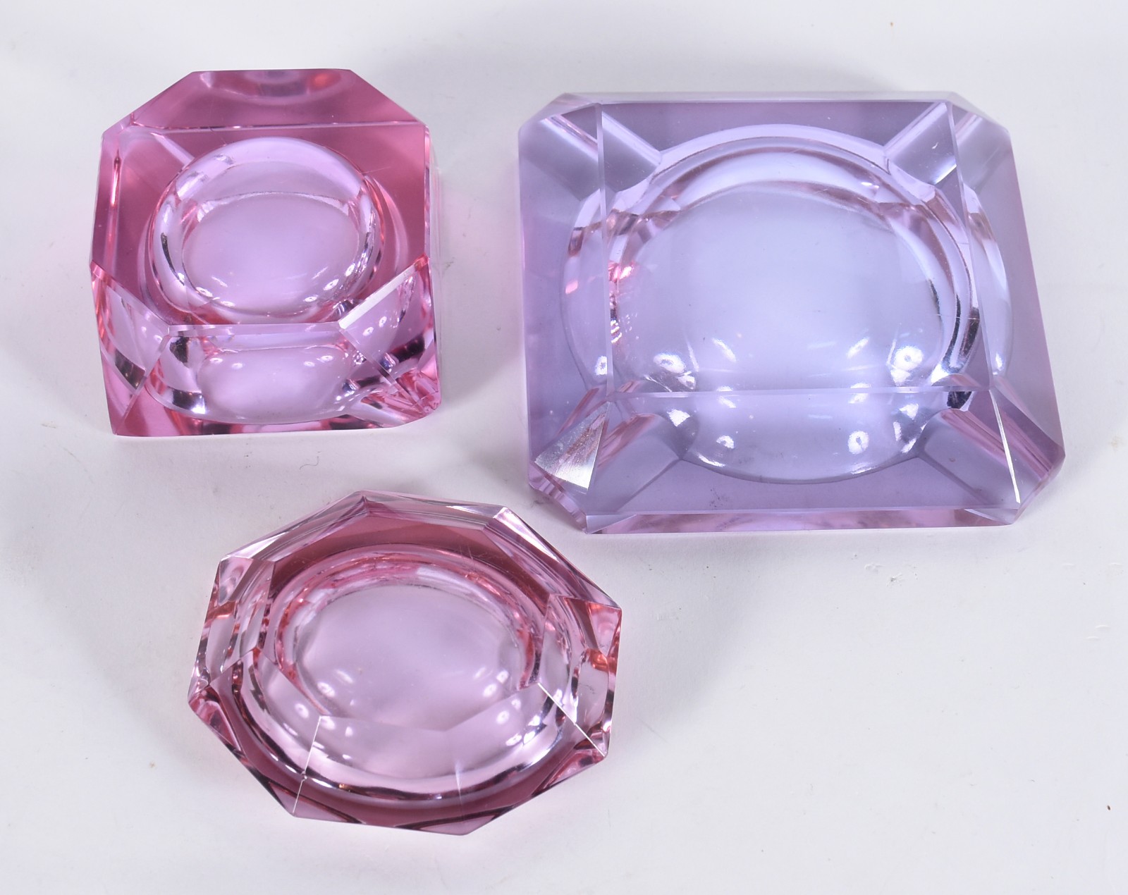 Quatro peças diversas de cristal e vidro, sendo: vaso com detalhes... - foto 4 de 5