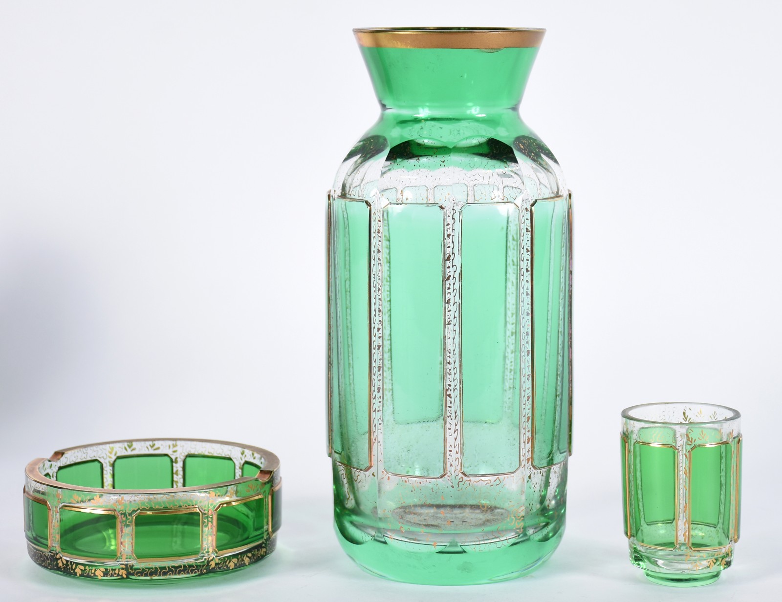 Três peças de cristal da Bohemia doublé verde lapidado com guirlandas... - foto 1 de 5