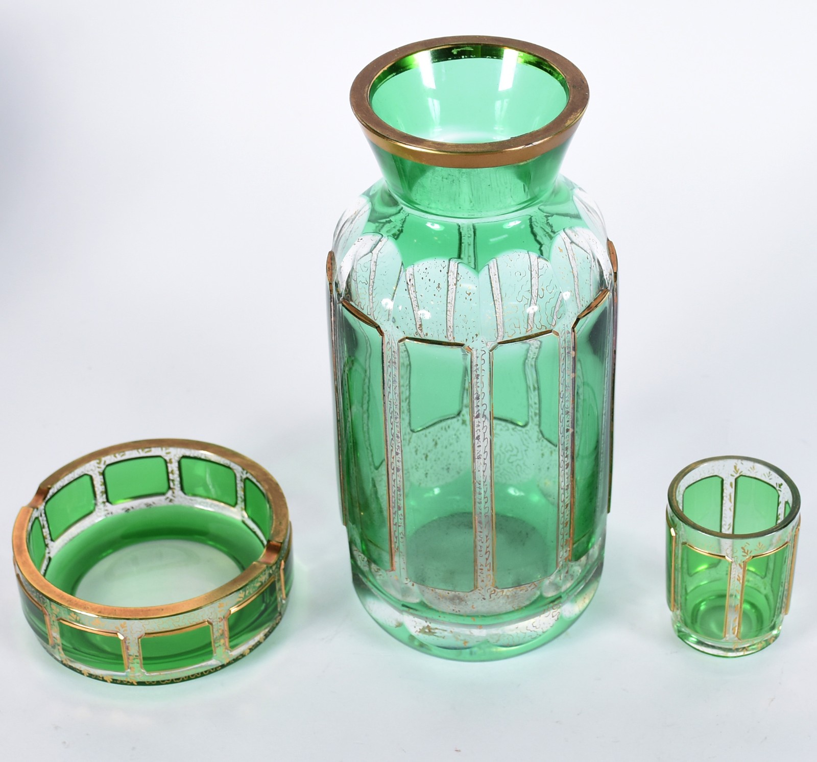 Três peças de cristal da Bohemia doublé verde lapidado com guirlandas... - foto 2 de 5