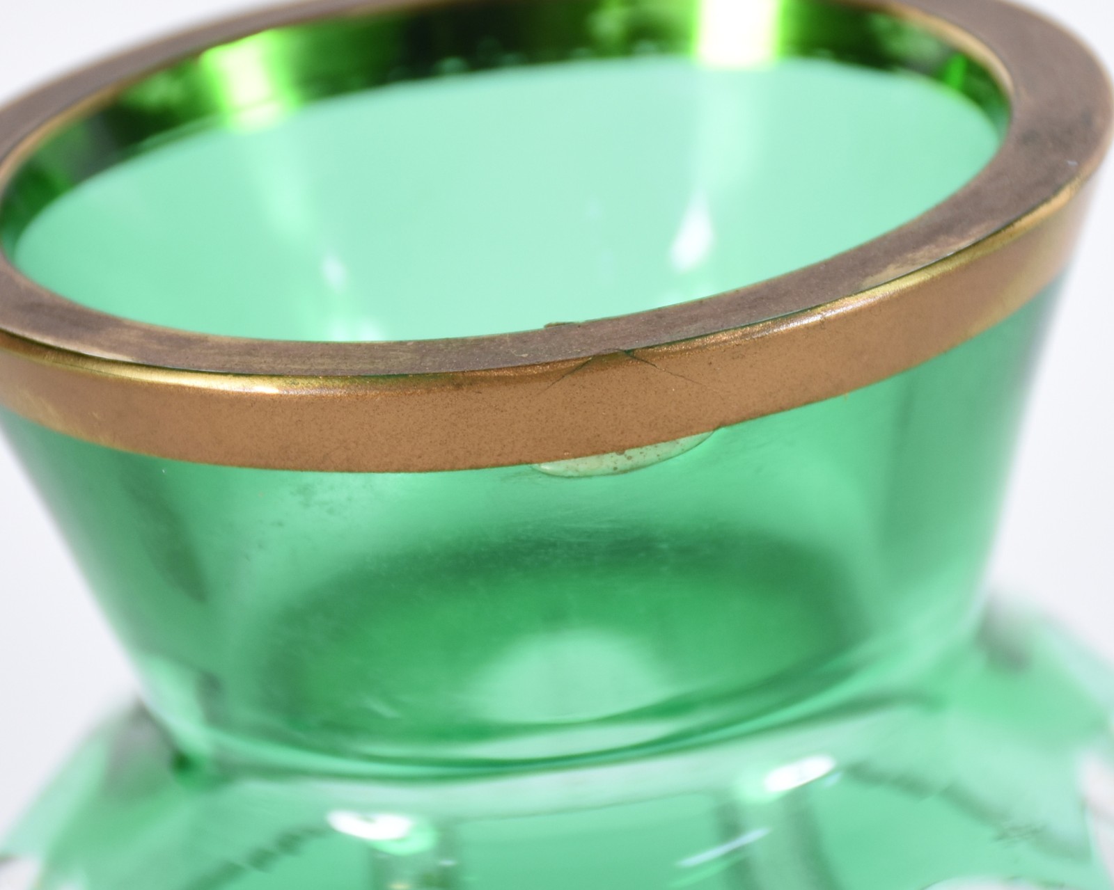 Três peças de cristal da Bohemia doublé verde lapidado com guirlandas... - foto 4 de 5