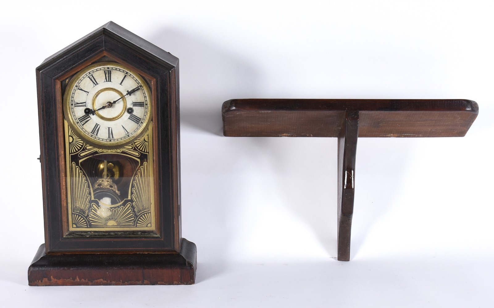 Antigo relógio de parede tendo no pêndulo figura feminina em relevo... - foto 2 de 6