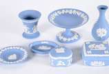 Sete pequenas peças de porcelana inglesa Wedg W... - Sete pequenas peças de porcelana inglesa Wedg Wood na cor azul e branca, sendo dois vasos, fruteira, dois pratos e duas caixas.