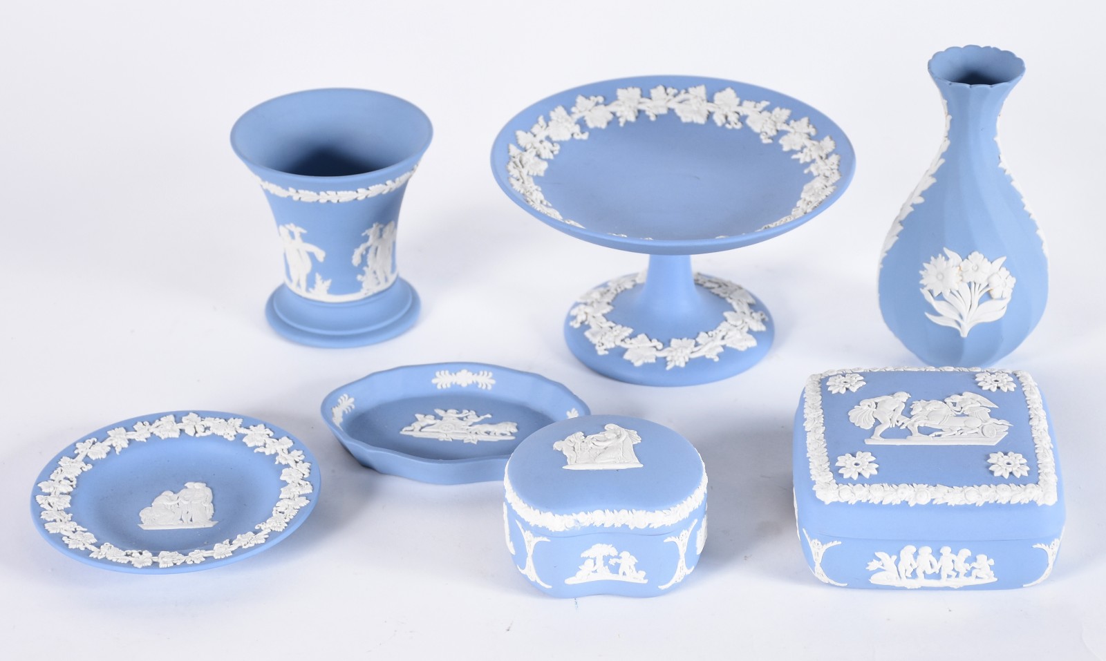 Sete pequenas peças de porcelana inglesa Wedg Wood na cor azul e... - foto 1 de 5