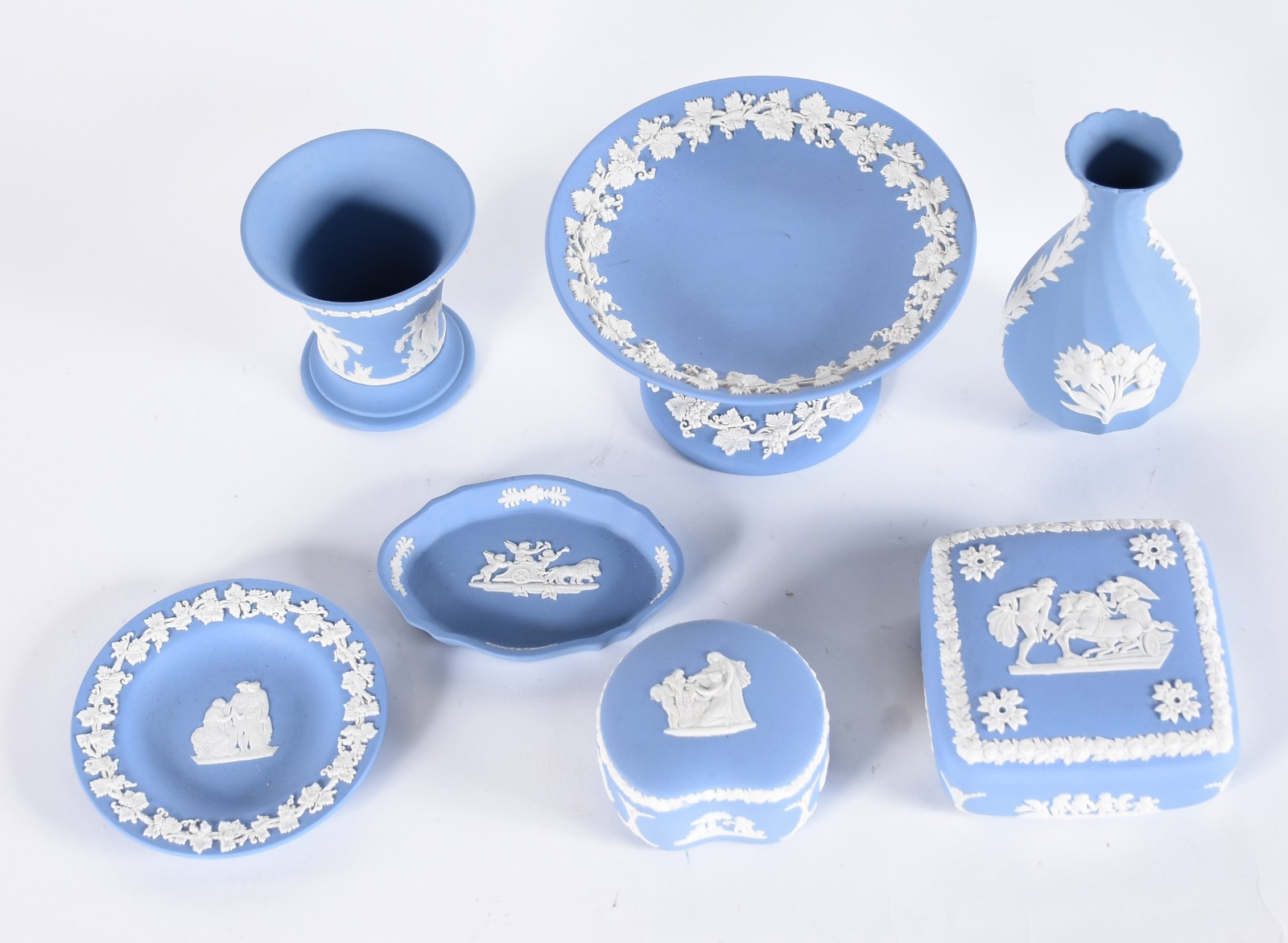 Sete pequenas peças de porcelana inglesa Wedg Wood na cor azul e... - foto 2 de 5