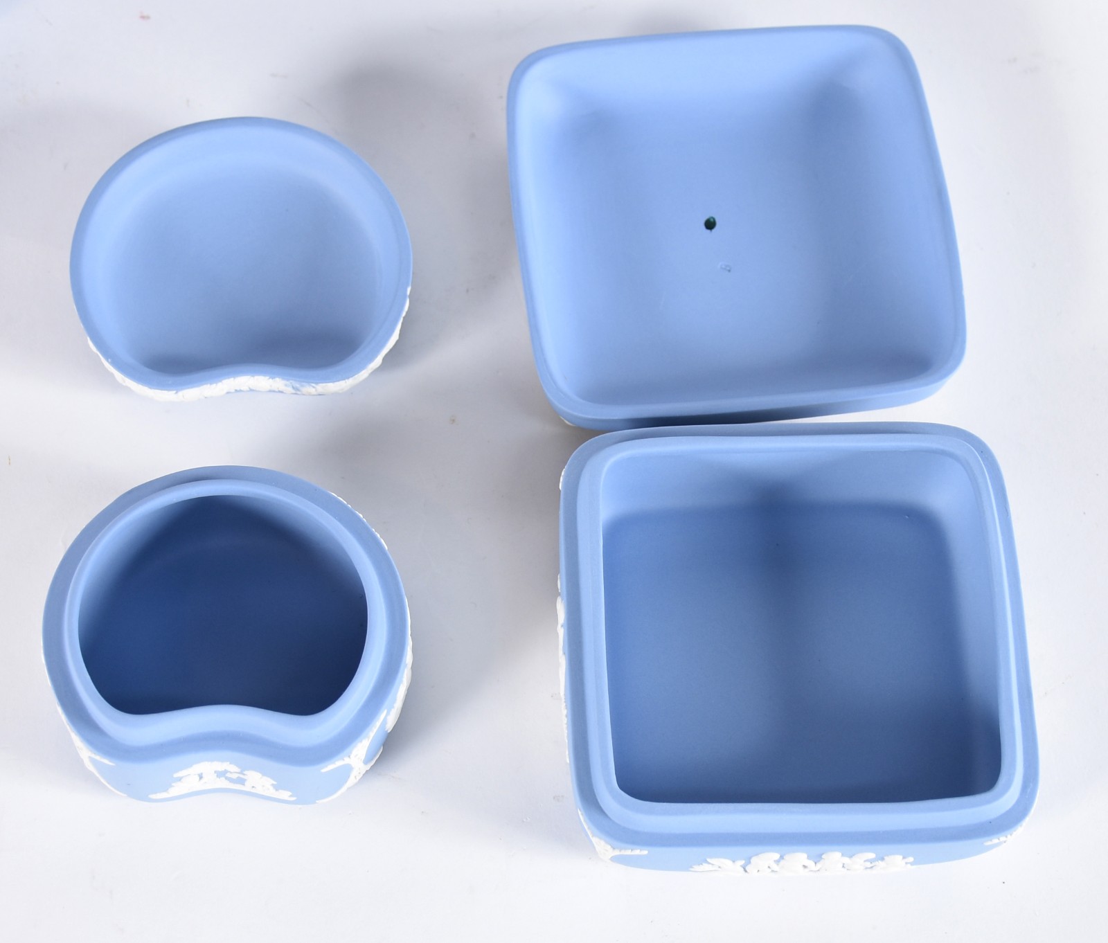 Sete pequenas peças de porcelana inglesa Wedg Wood na cor azul e... - foto 3 de 5