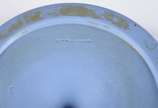 Sete pequenas peças de porcelana inglesa Wedg W... - Sete pequenas peças de porcelana inglesa Wedg Wood na cor azul e branca, sendo dois vasos, fruteira, dois pratos e duas caixas.