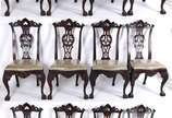 Conjunto com 12 cadeiras de madeira nobre para ... - Conjunto com 12 cadeiras de madeira nobre para sala de jantar, estilo ingles Chipendale, pés de garra sobre bola, encosto com réguas recurvas va...