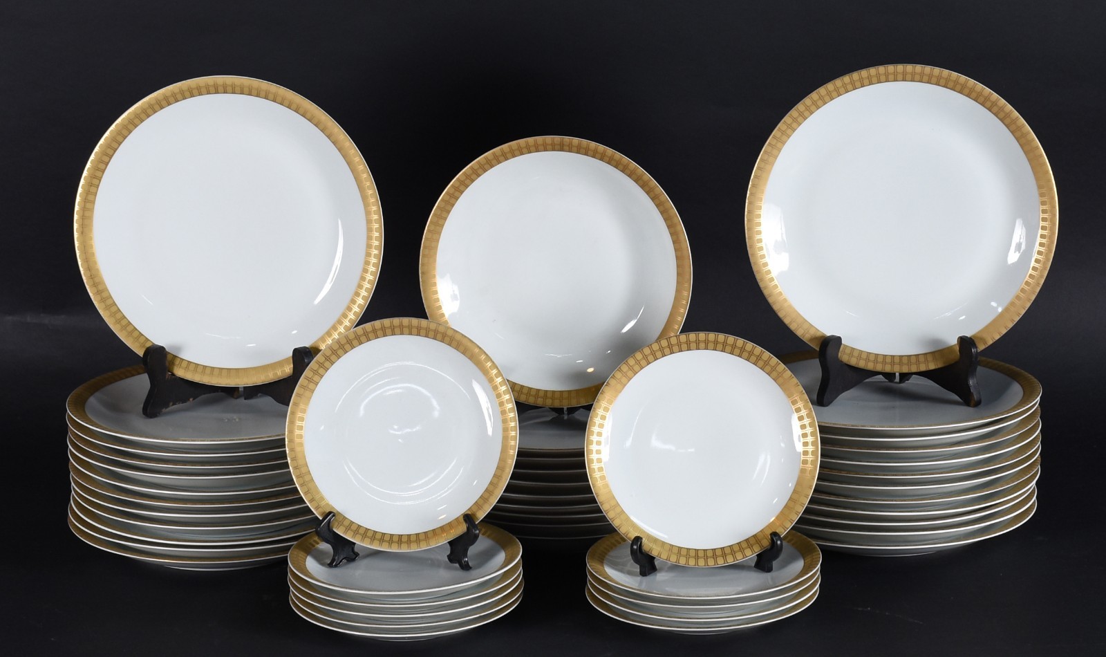 Aparelho de jantar e café de porcelana Renner na cor branca com tarja... - foto 2 de 8