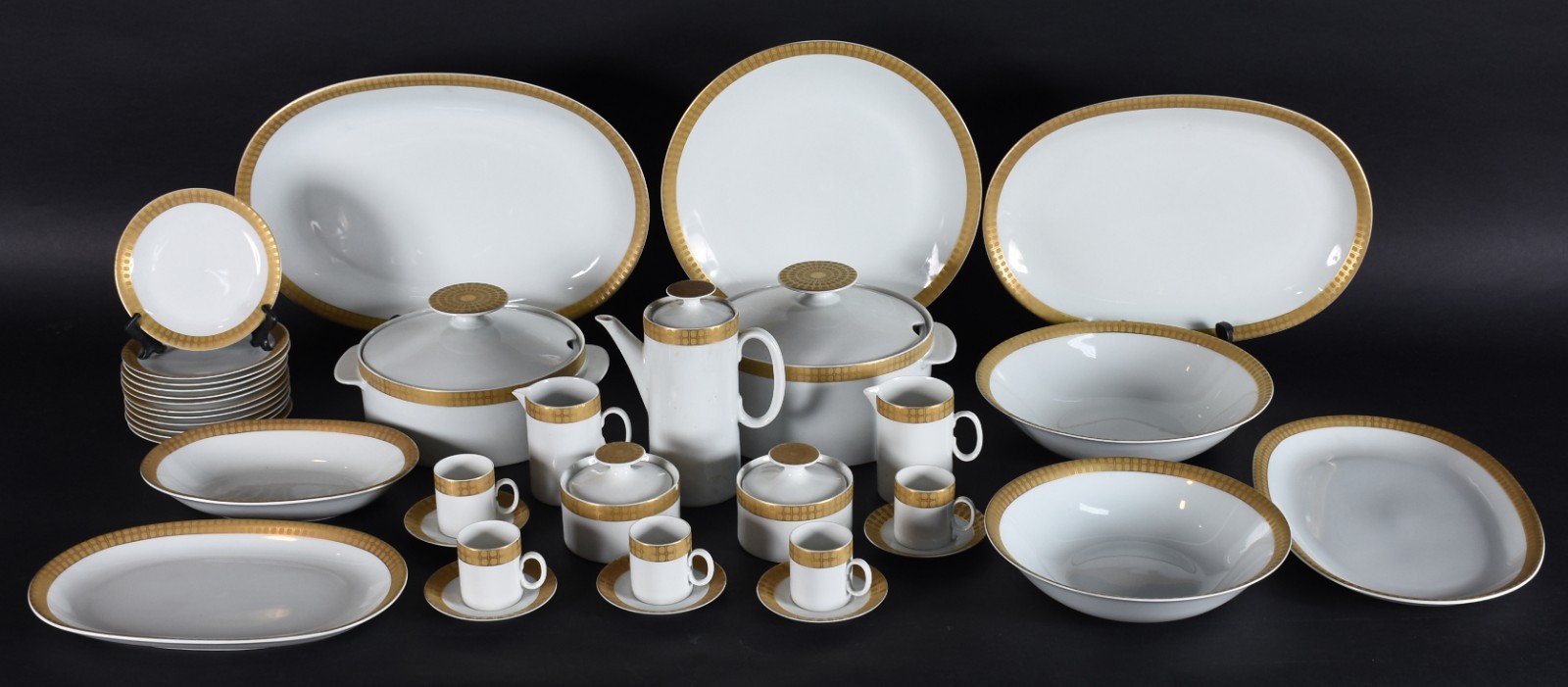 Aparelho de jantar e café de porcelana Renner na cor branca com tarja... - foto 3 de 8
