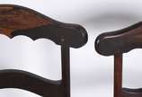 Quatro cadeiras mineiras de madeira nobre com a... - Quatro cadeiras mineiras de madeira nobre com assentos de palhinha sintética. Exemplares em estilo híbrido, com pés de cachimbo e espaldares sob...