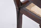 Quatro cadeiras mineiras de madeira nobre com a... - Quatro cadeiras mineiras de madeira nobre com assentos de palhinha sintética. Exemplares em estilo híbrido, com pés de cachimbo e espaldares sob...