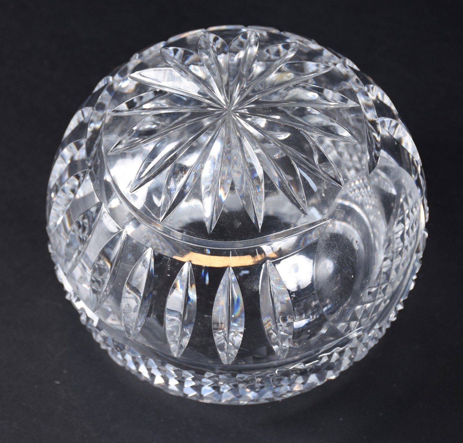 Sete peças de cristal lapidado, sendo: bomboniere, porta guardanapos... - foto 4 de 6