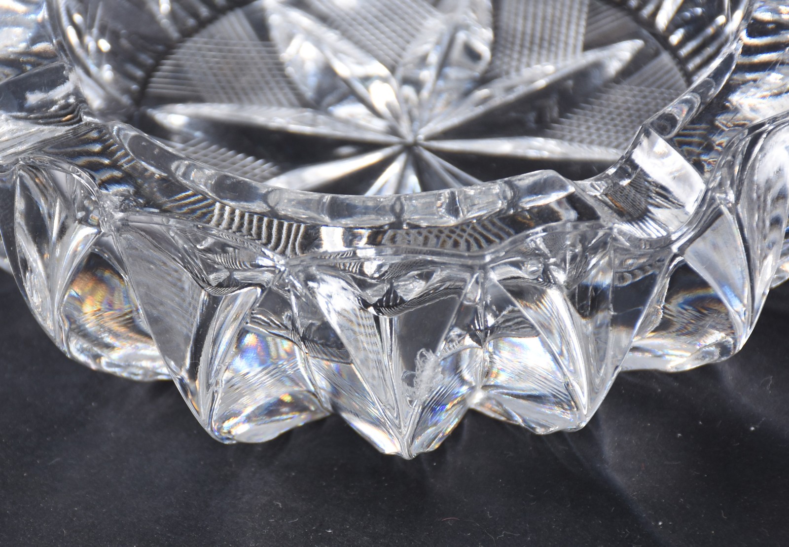 Sete peças de cristal lapidado, sendo: bomboniere, porta guardanapos... - foto 5 de 6