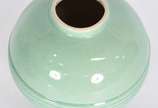 Vaso de cerâmica vitrificada em tons de verde c... - Vaso de cerâmica vitrificada em tons de verde celadon, possivelmente inglês, década de 1930.