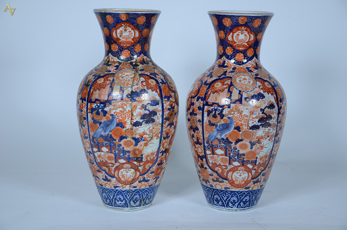 IMARI - Par de Vasos em porcelana - Japão - Séc. XIX. Altura: 55 cm...