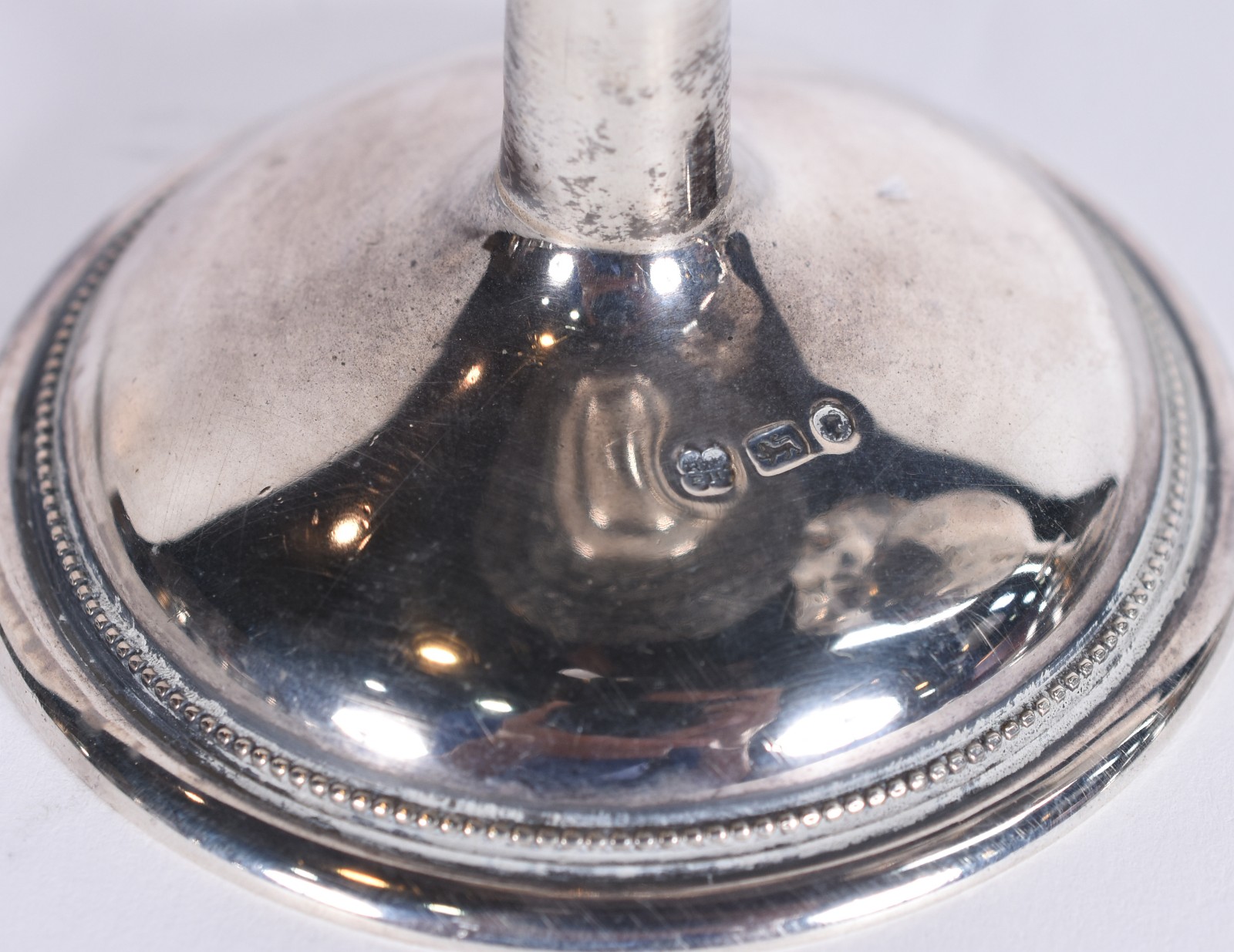 Duas peças de prata de lei, sendo: vaso cinzelado contraste 833 mls... - foto 3 de 6