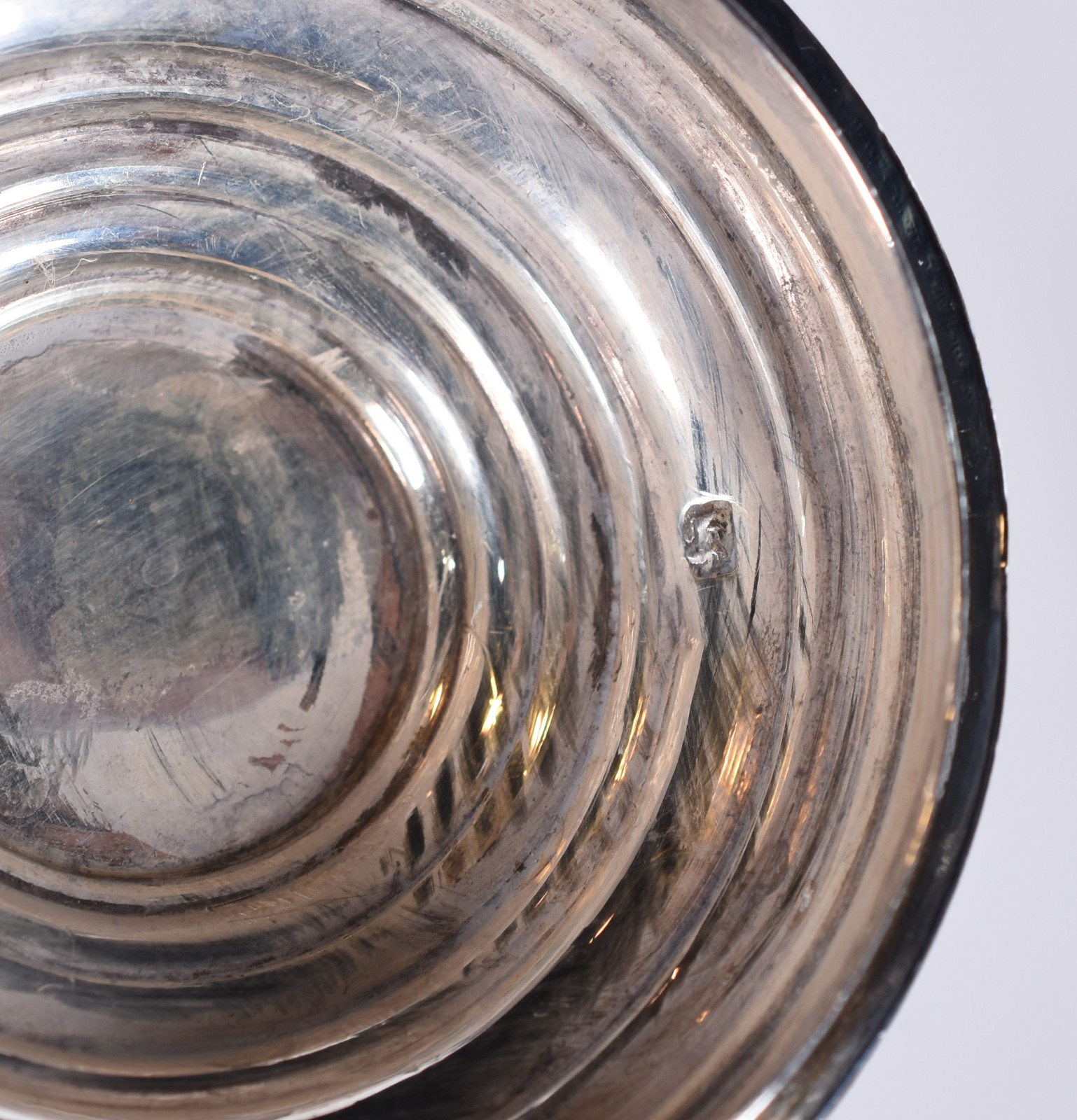 Duas peças de prata de lei, sendo: vaso cinzelado contraste 833 mls... - foto 5 de 6