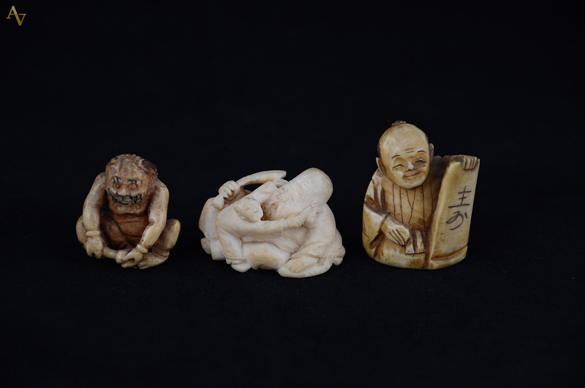 Três antigos NETSUKES de marfim, alts. 3 a 4,5 cm. Assinados. Séc. XIX - foto 1 de 2
