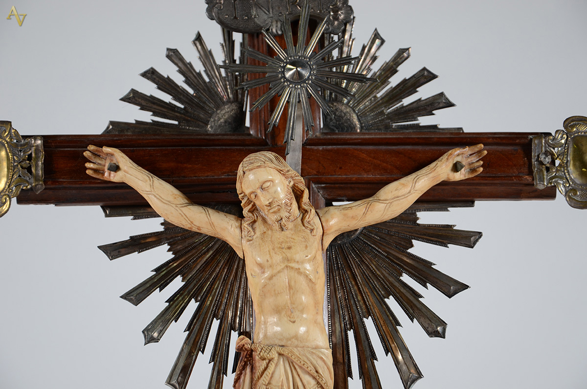 Belíssima imagem de Cristo crucificado em marfim de Goa - Séc. XVIII... - foto 2 de 2
