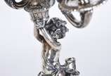 Par de belíssimos candelabros de prata portugue... - Par de belíssimos candelabros de prata portuguesa contraste Águia, para 5 velas cada, bases com figuras de anjos tocheiros.  Peso da prata: 5.55...
