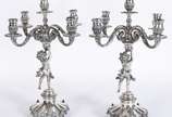 Par de belíssimos candelabros de prata portugue... - Par de belíssimos candelabros de prata portuguesa contraste Águia, para 5 velas cada, bases com figuras de anjos tocheiros.  Peso da prata: 5.55...