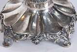 Par de belíssimos candelabros de prata portugue... - Par de belíssimos candelabros de prata portuguesa contraste Águia, para 5 velas cada, bases com figuras de anjos tocheiros.  Peso da prata: 5.55...