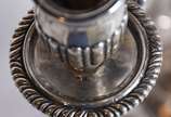 Par de belíssimos candelabros de prata portugue... - Par de belíssimos candelabros de prata portuguesa contraste Águia, para 5 velas cada, bases com figuras de anjos tocheiros.  Peso da prata: 5.55...