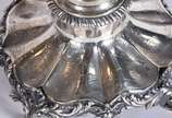 Par de belíssimos candelabros de prata portugue... - Par de belíssimos candelabros de prata portuguesa contraste Águia, para 5 velas cada, bases com figuras de anjos tocheiros.  Peso da prata: 5.55...
