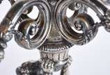 Par de belíssimos candelabros de prata portugue... - Par de belíssimos candelabros de prata portuguesa contraste Águia, para 5 velas cada, bases com figuras de anjos tocheiros.  Peso da prata: 5.55...