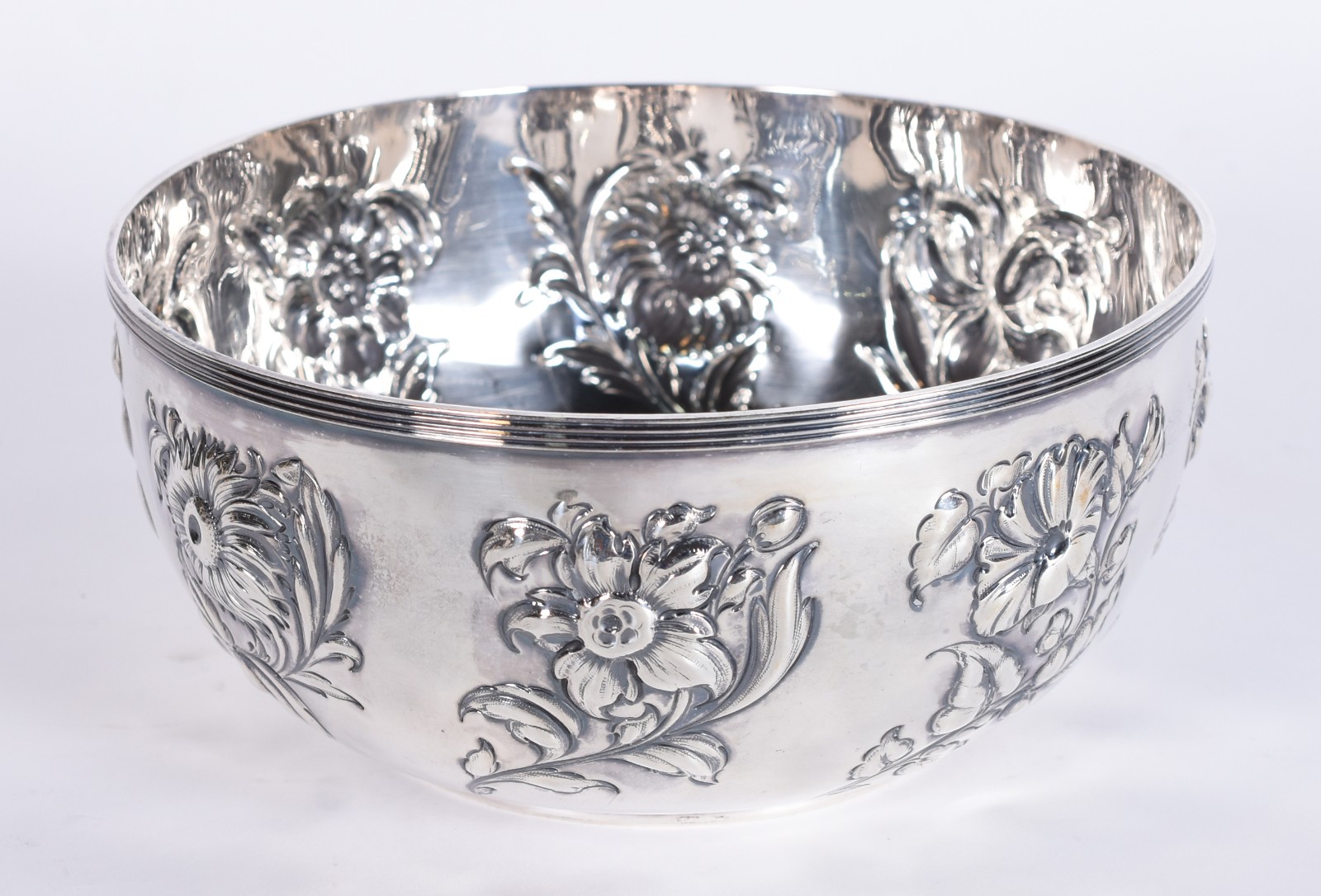 Bowl de prata inglesa contrastada, feitio redondo com borda em frisos... - foto 1 de 4